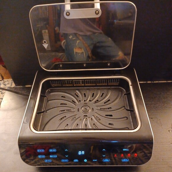 Gourmia FoodStation™ Smokeless Grill + Air Fryer with with Smoke Extracting Tech - Picture 4 of 6